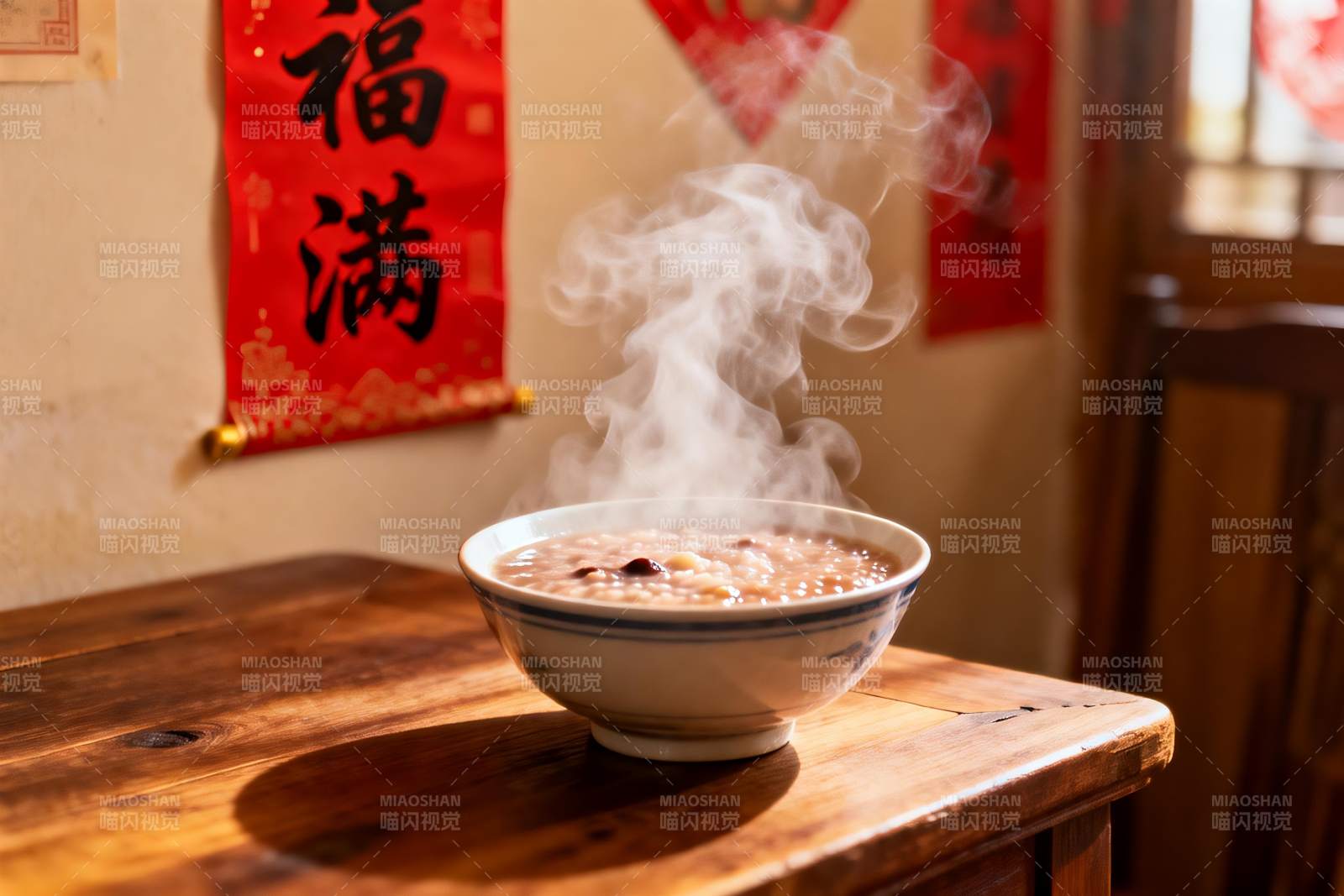 热气腾腾的粥碗与红色挂饰图片