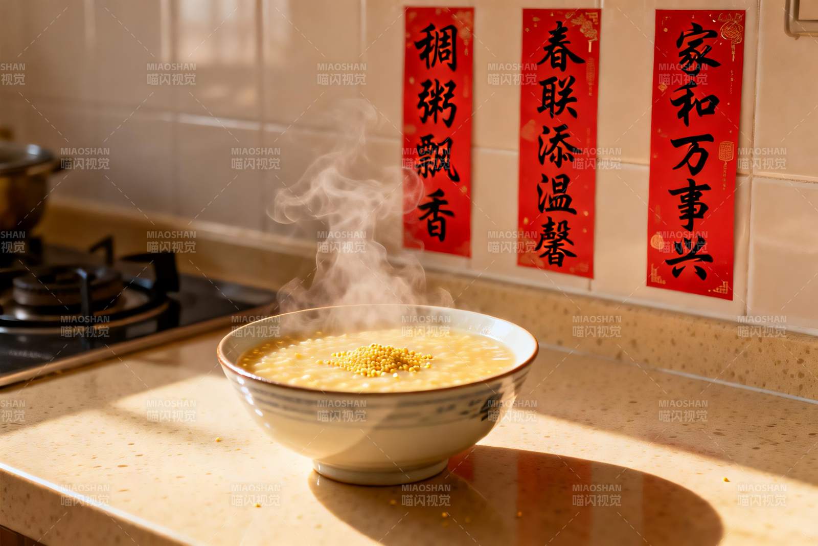 热气腾腾的粥与新春对联图片