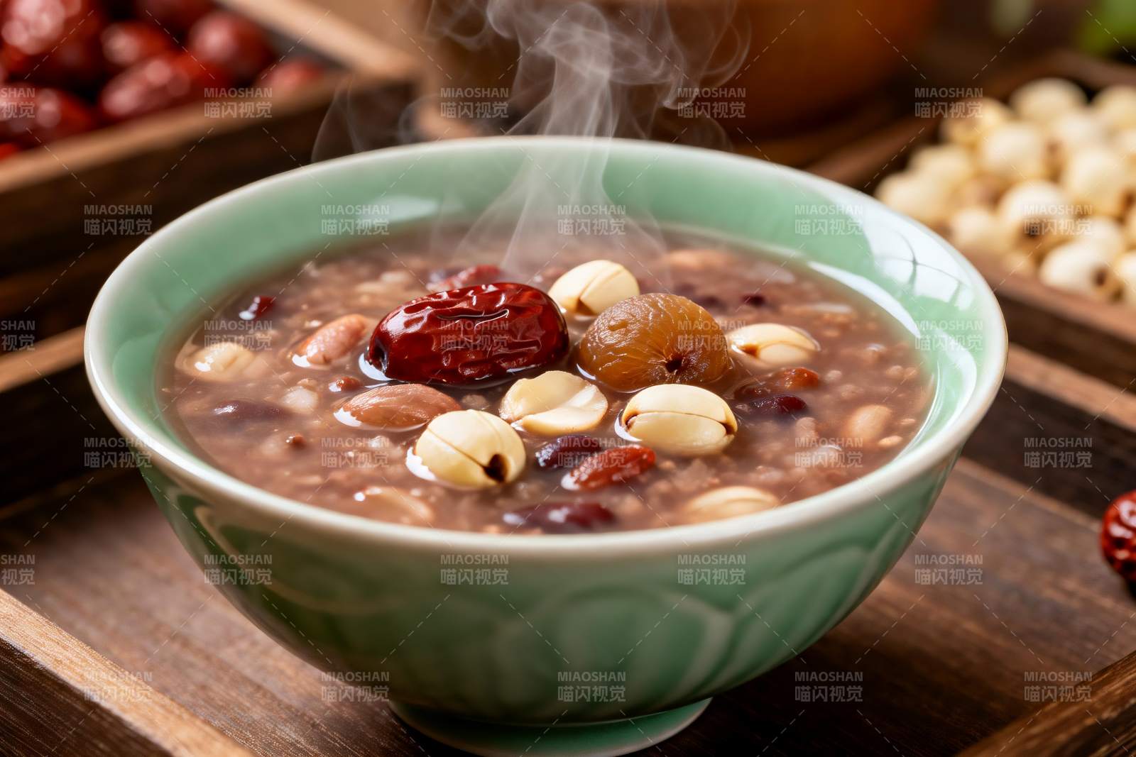 热气腾腾的杂粮粥图片