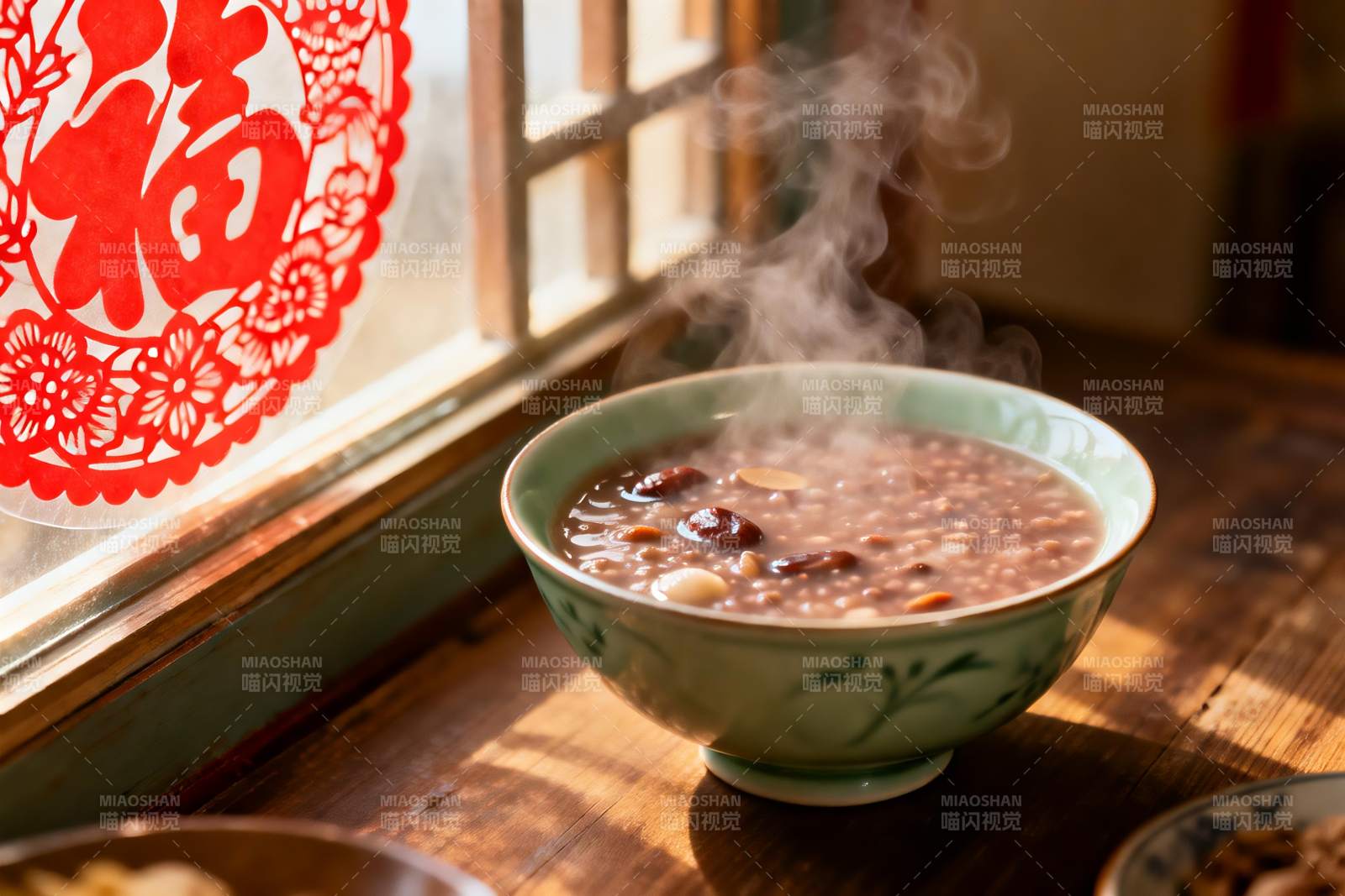 热气腾腾的粥品窗边摆放图片
