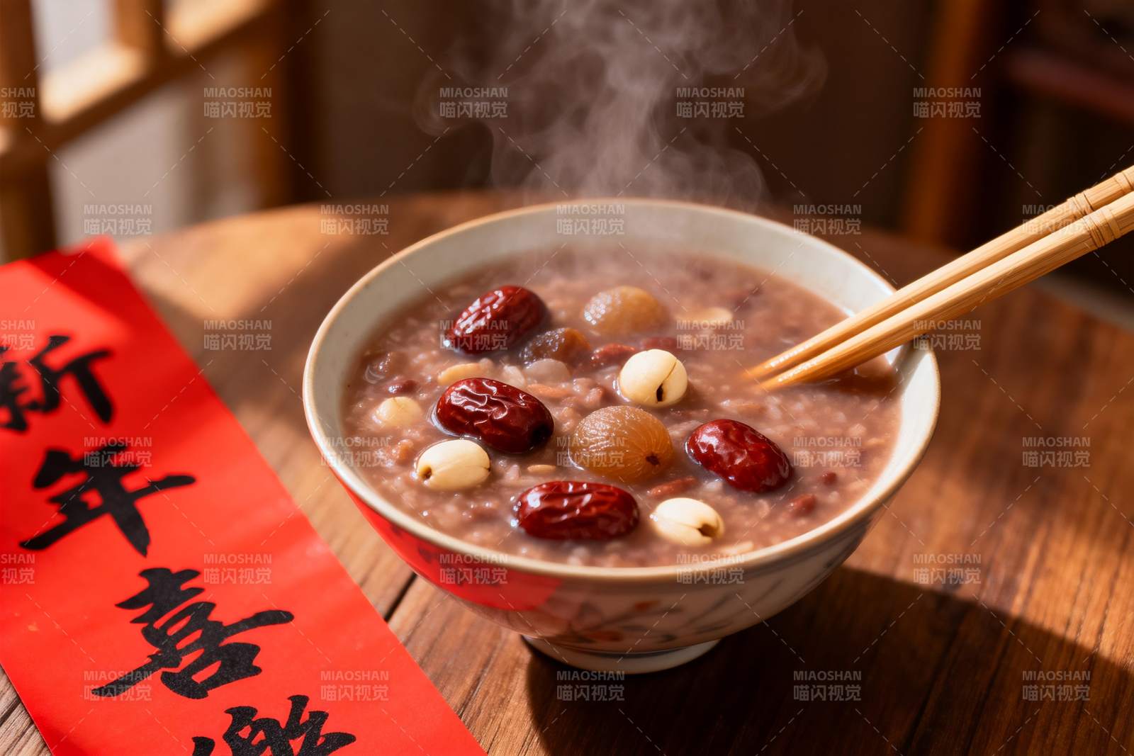 热气腾腾的八宝粥配春联图片