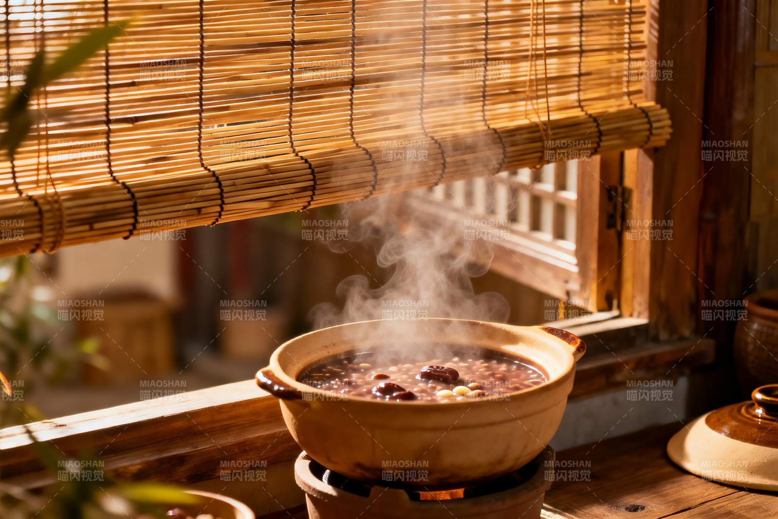 窗边热气腾腾的砂锅粥图片