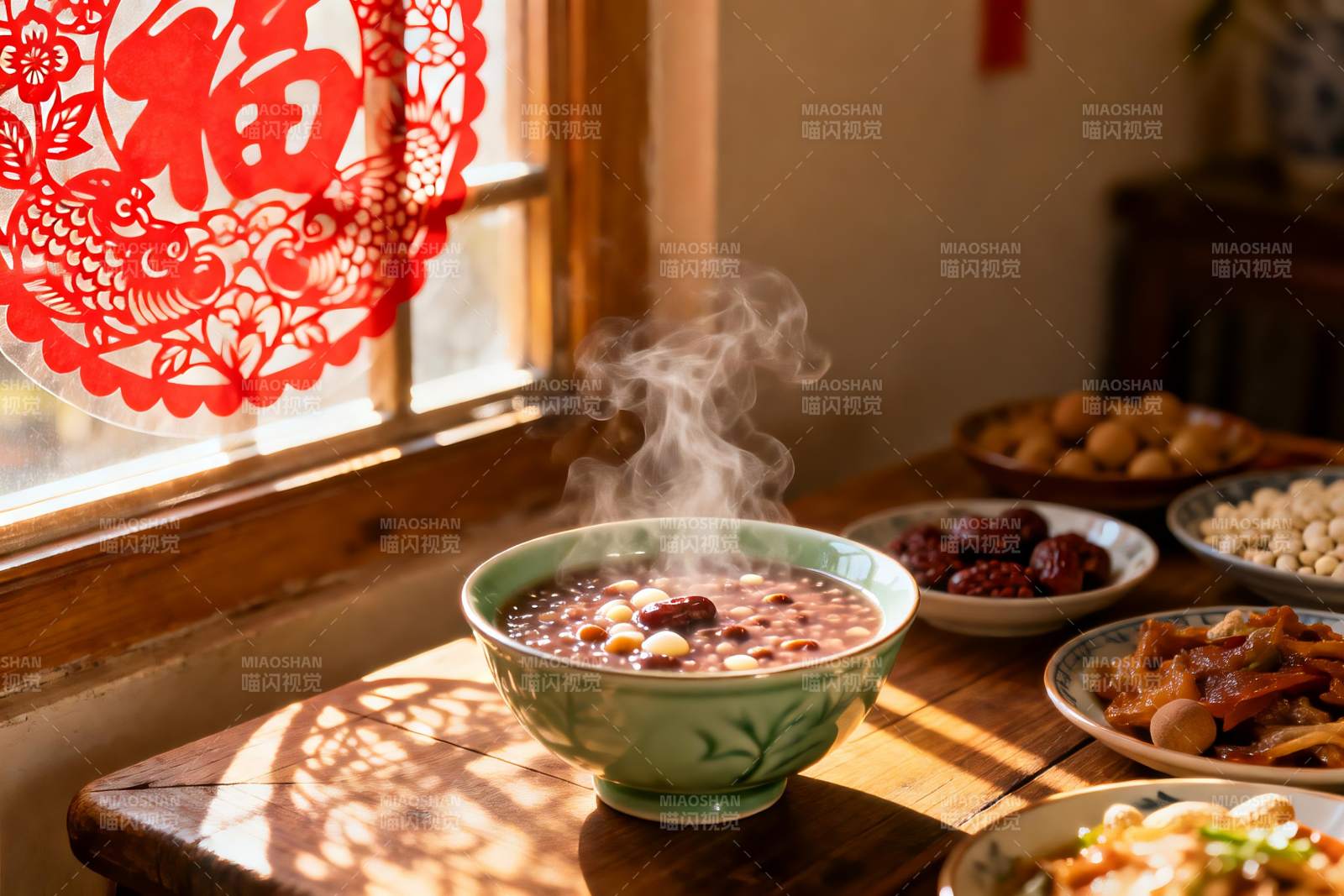 窗边热气腾腾的粥与年味装饰图片