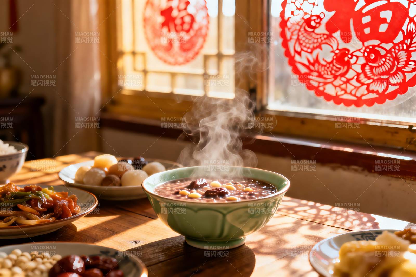 春节窗前热气腾腾的家常美食图片