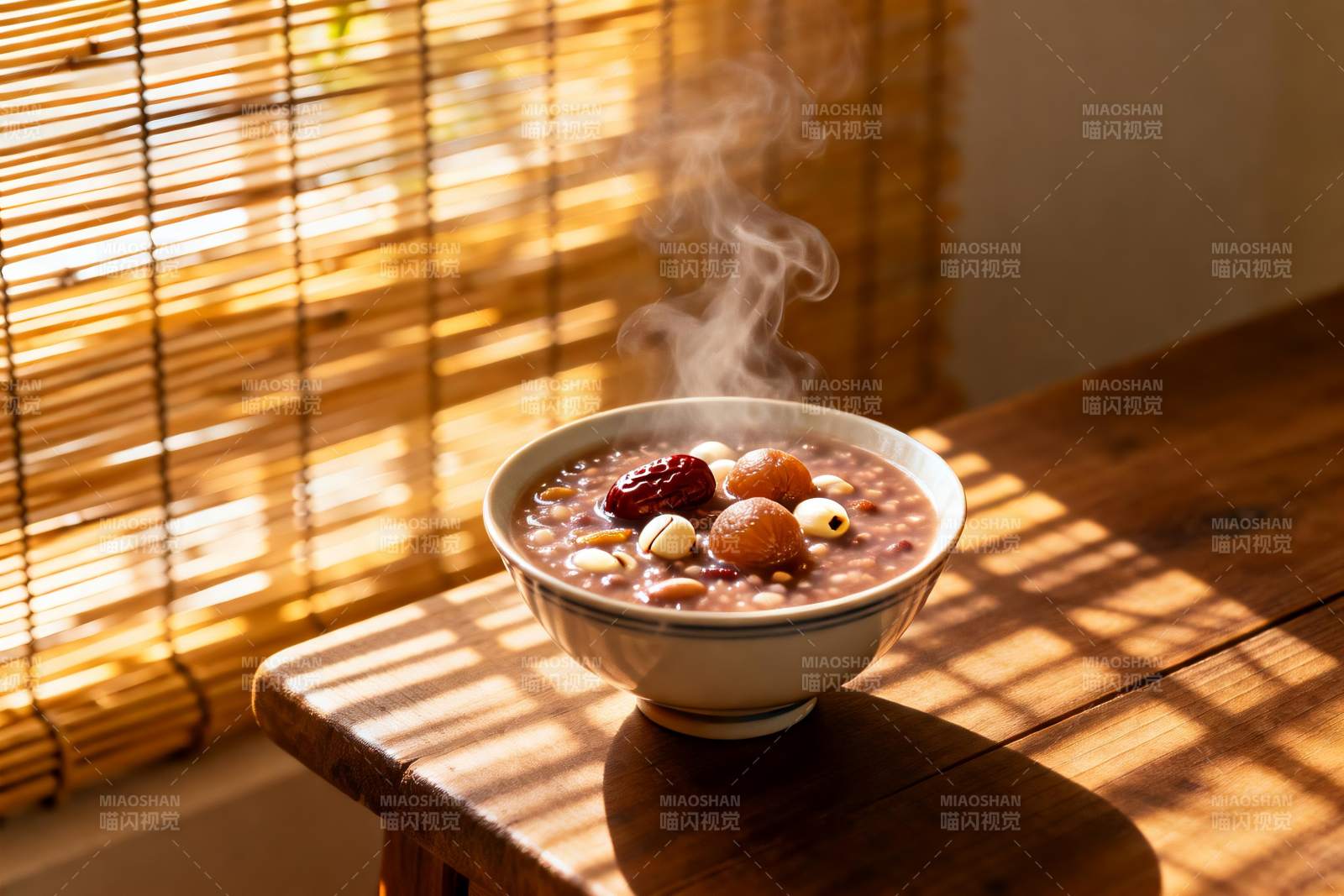 热气腾腾的杂粮粥图片