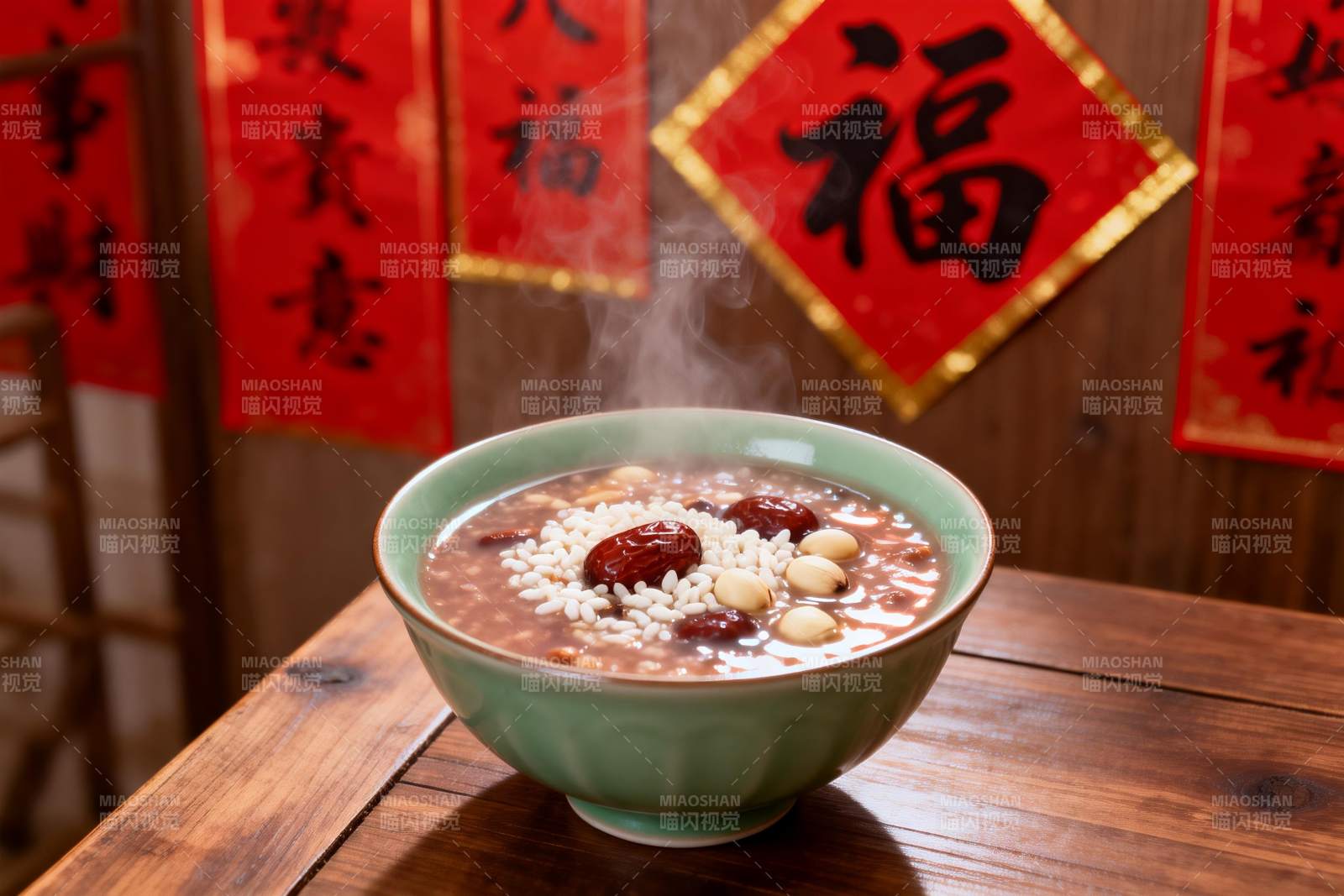 热气腾腾的粥配红枣花生图片