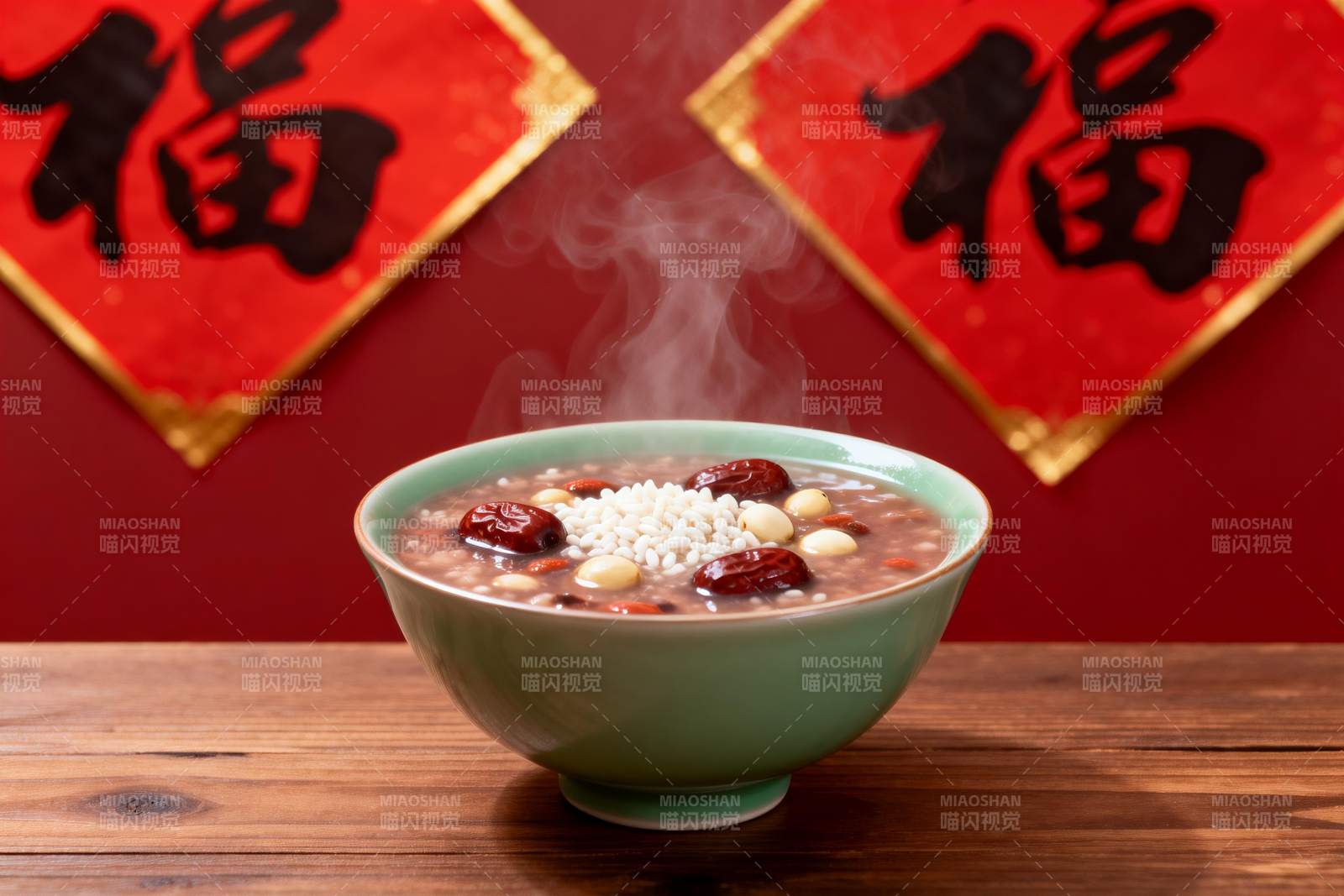 热气腾腾的腊八粥配福字图片