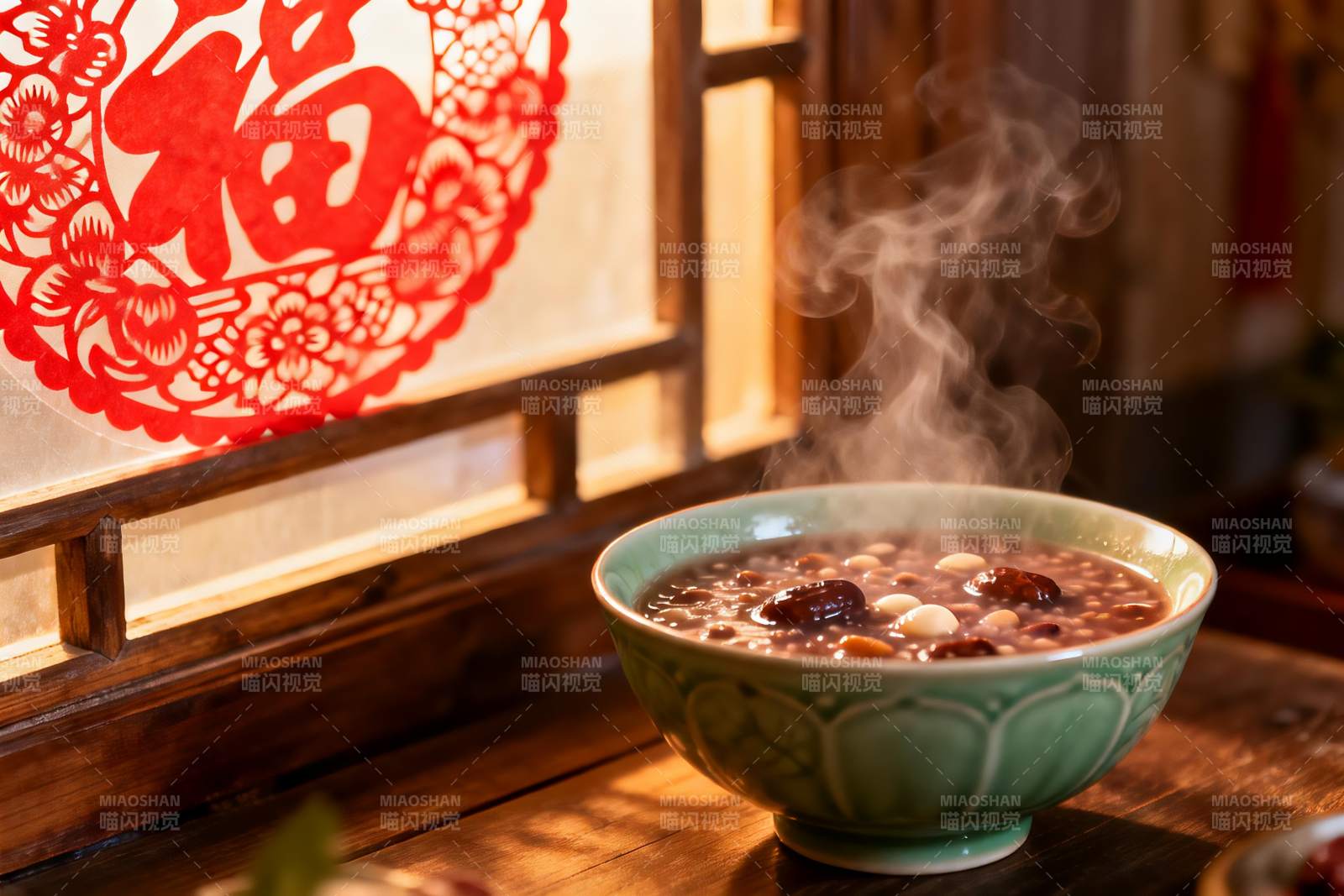 热气腾腾的八宝粥与窗花图片