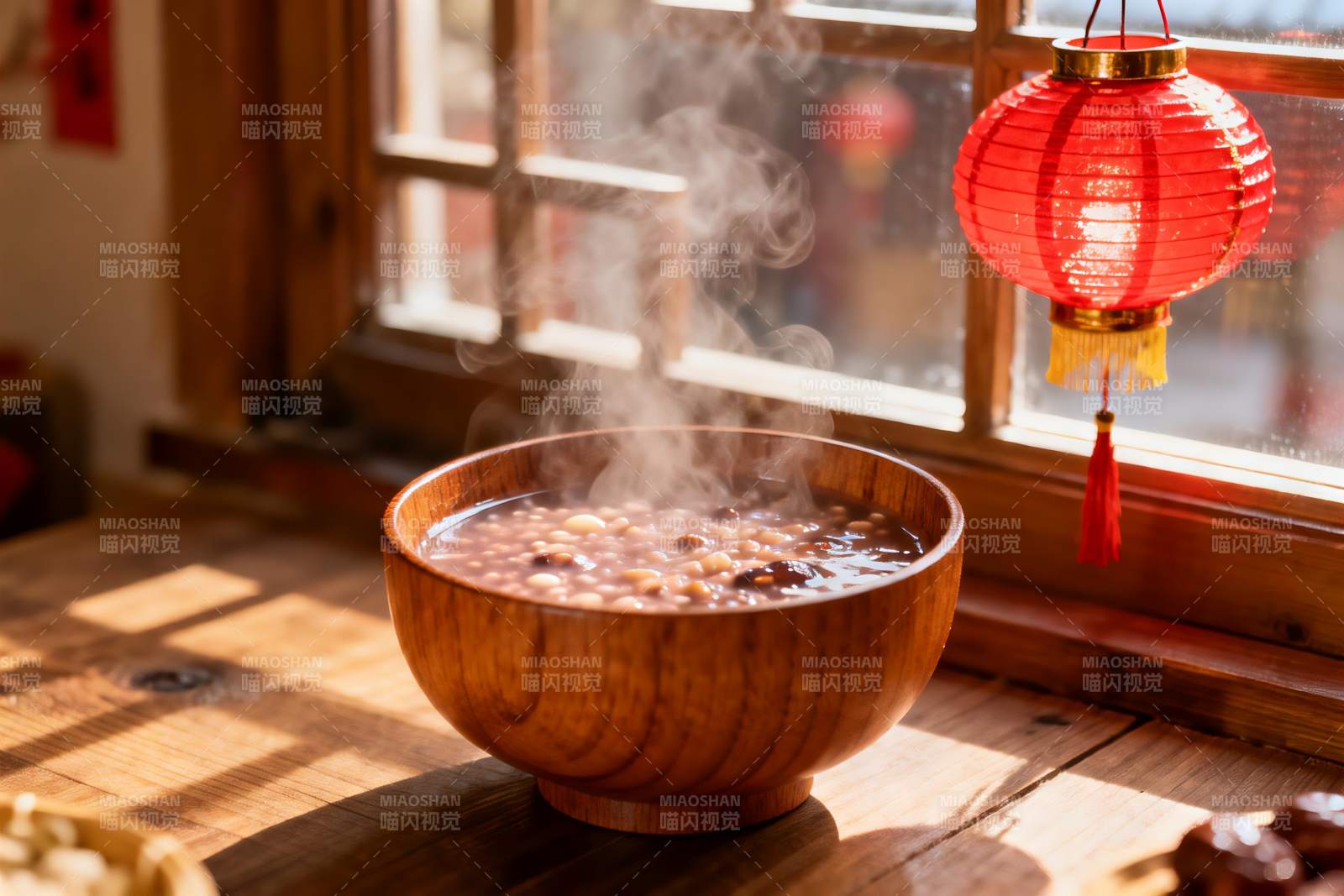 热气腾腾的木碗粥与红灯笼图片