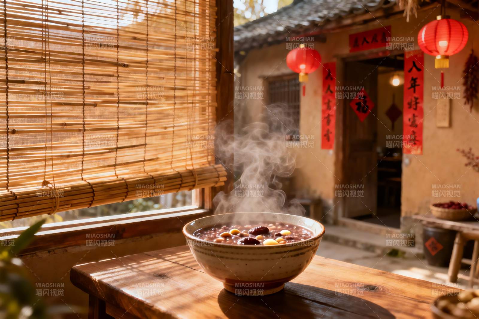 热气腾腾的红豆粥与古朴庭院图片