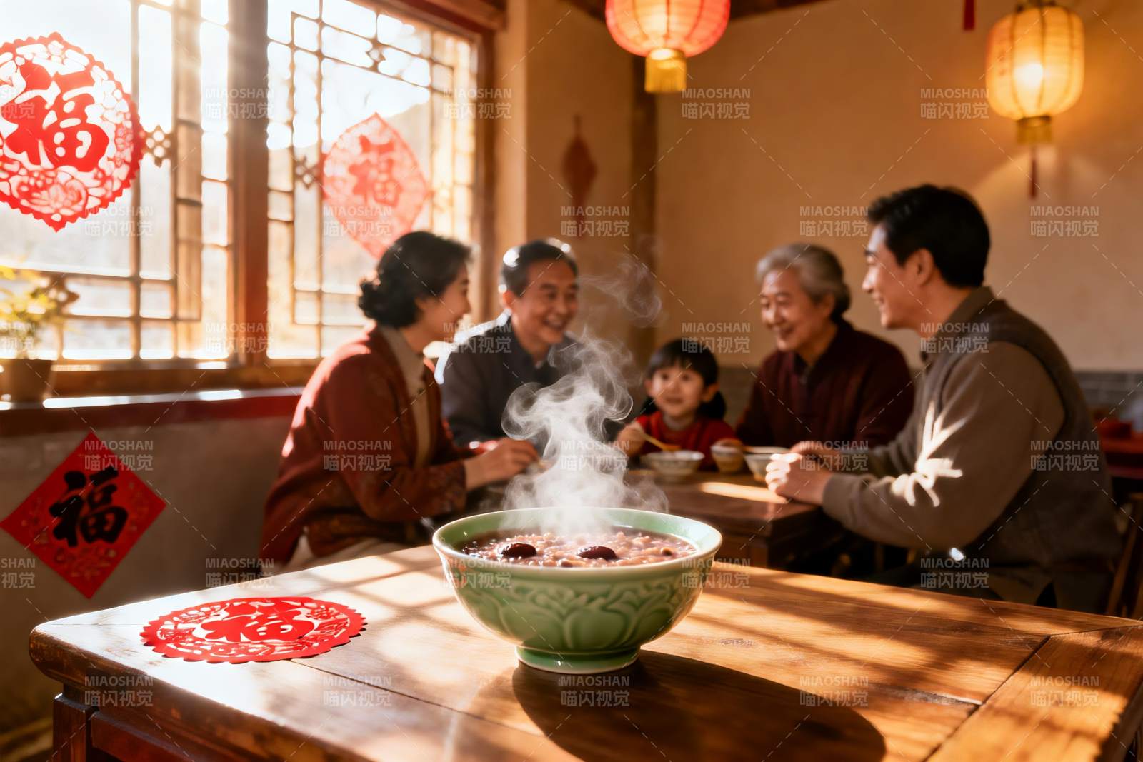 家庭聚餐其乐融融图片