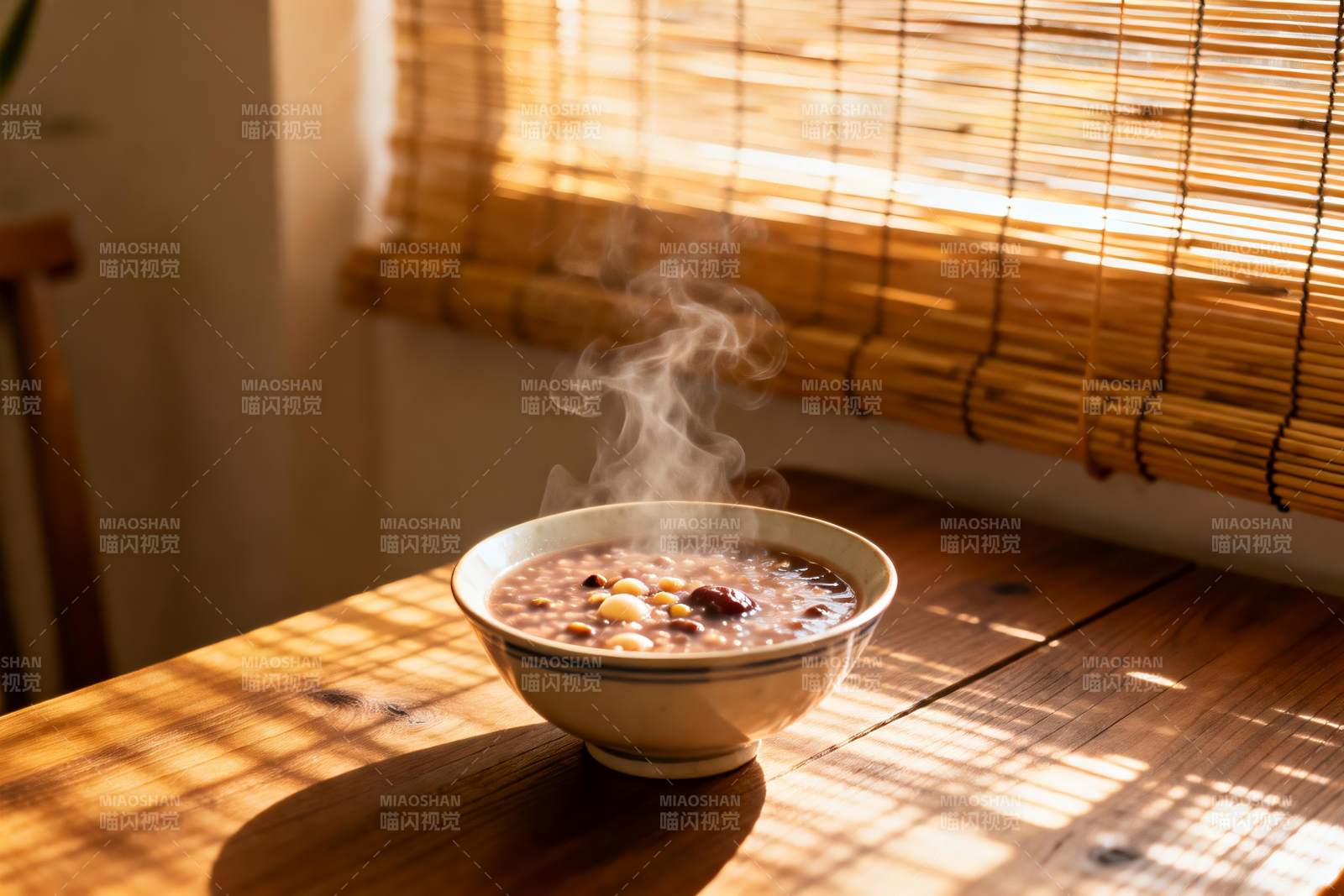 热气腾腾的粥品特写图片