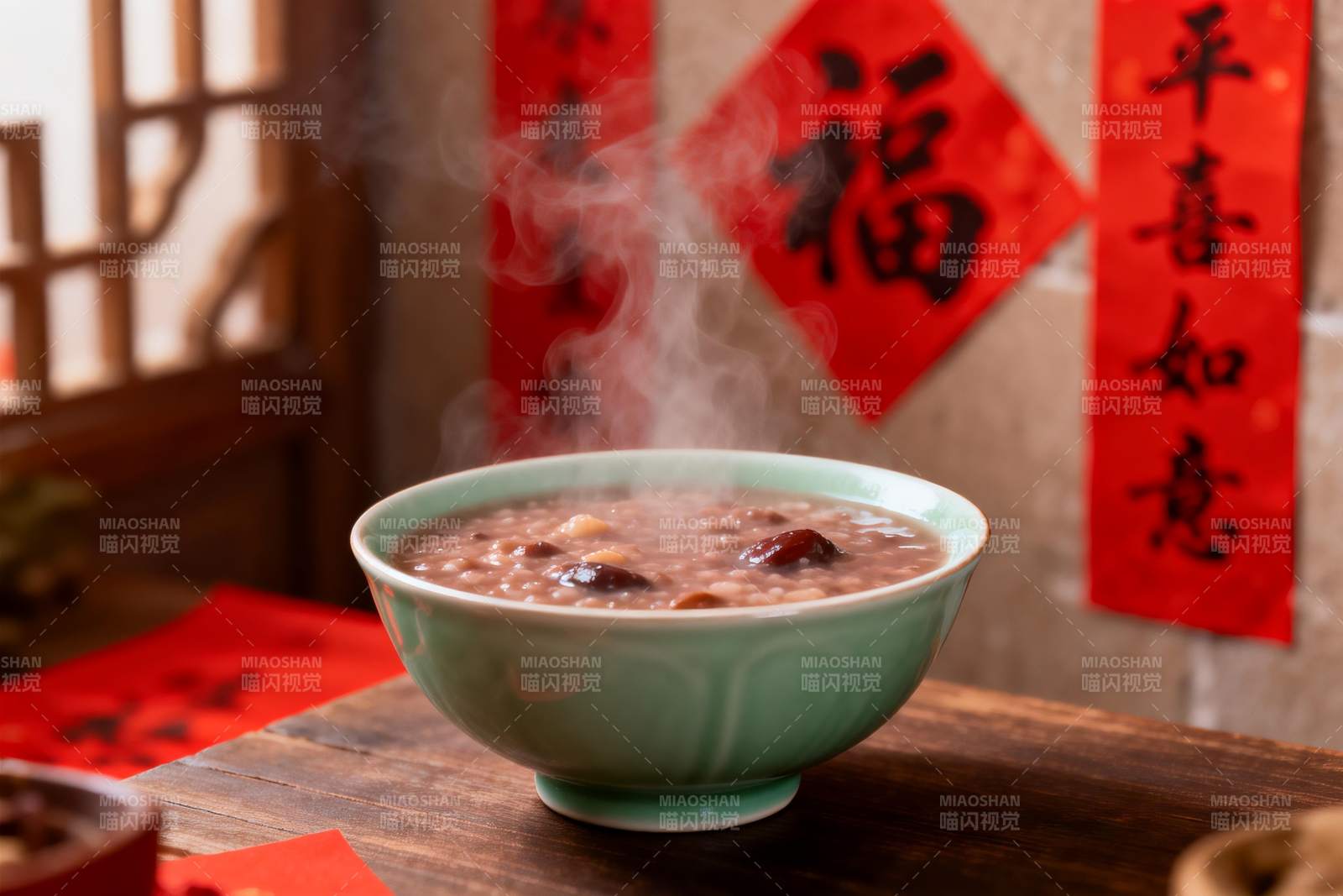 热气腾腾的粥配红色春联图片