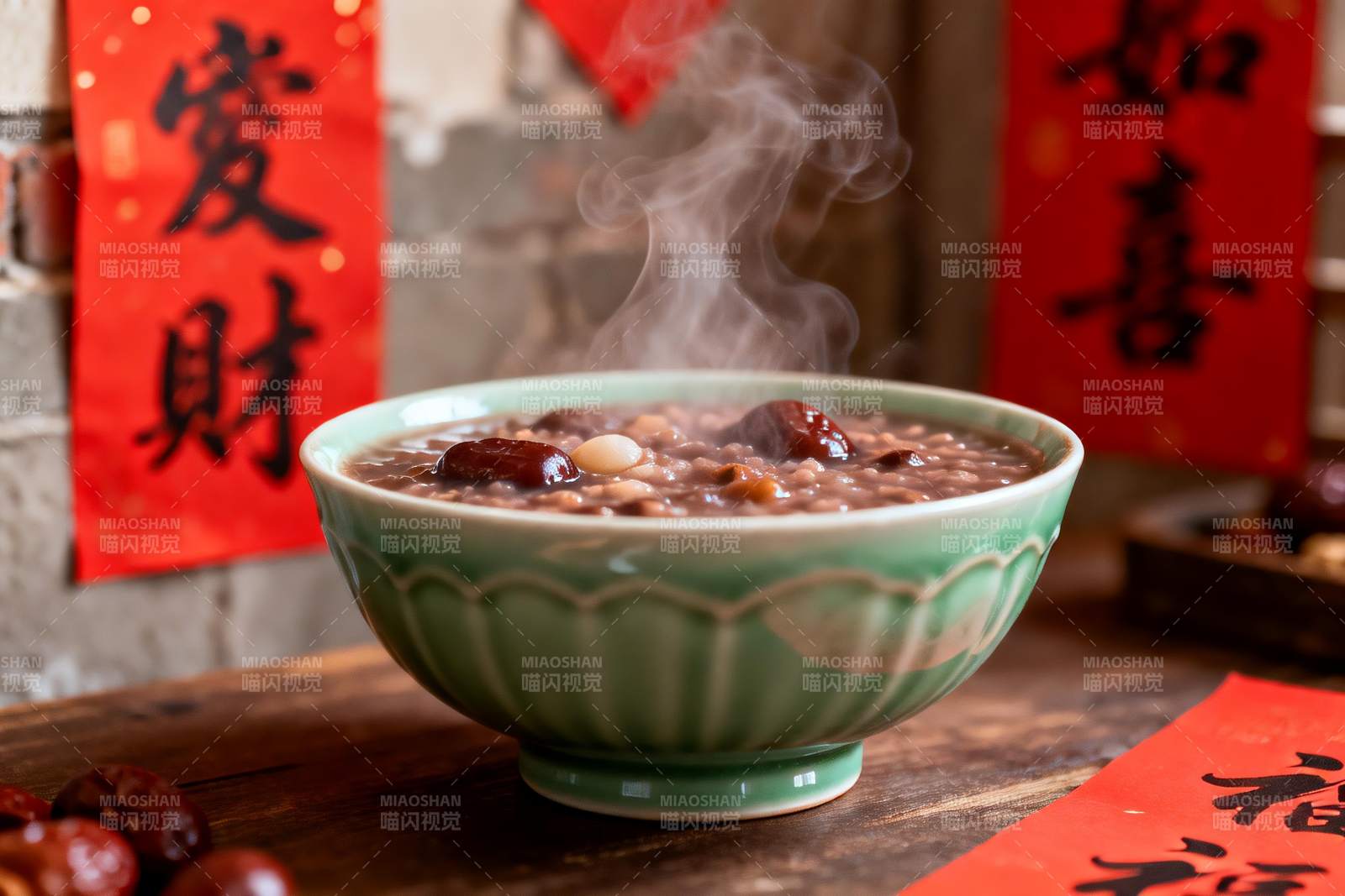 热气腾腾的腊八粥配红色对联图片