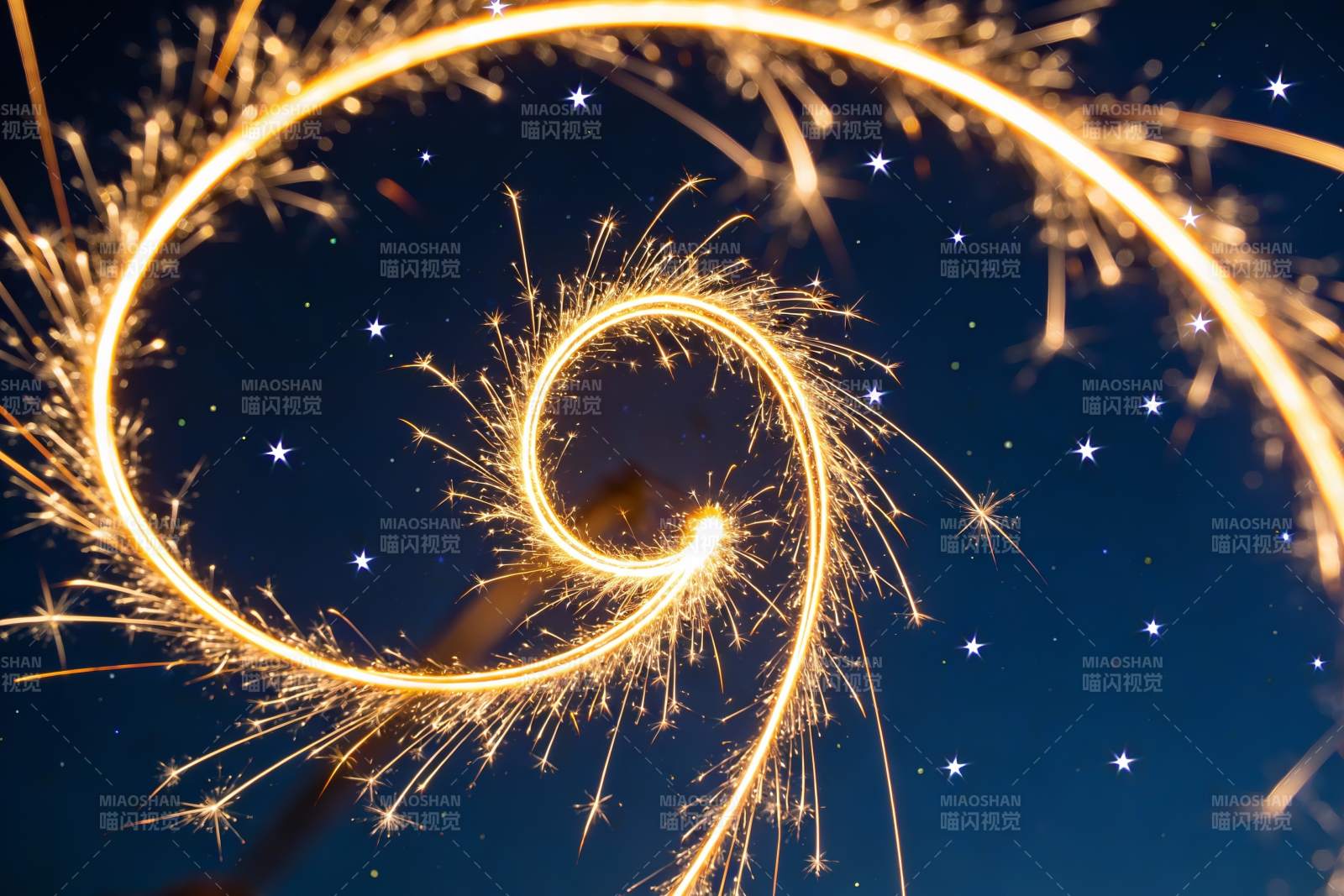 烟花螺旋夜空绽放图片