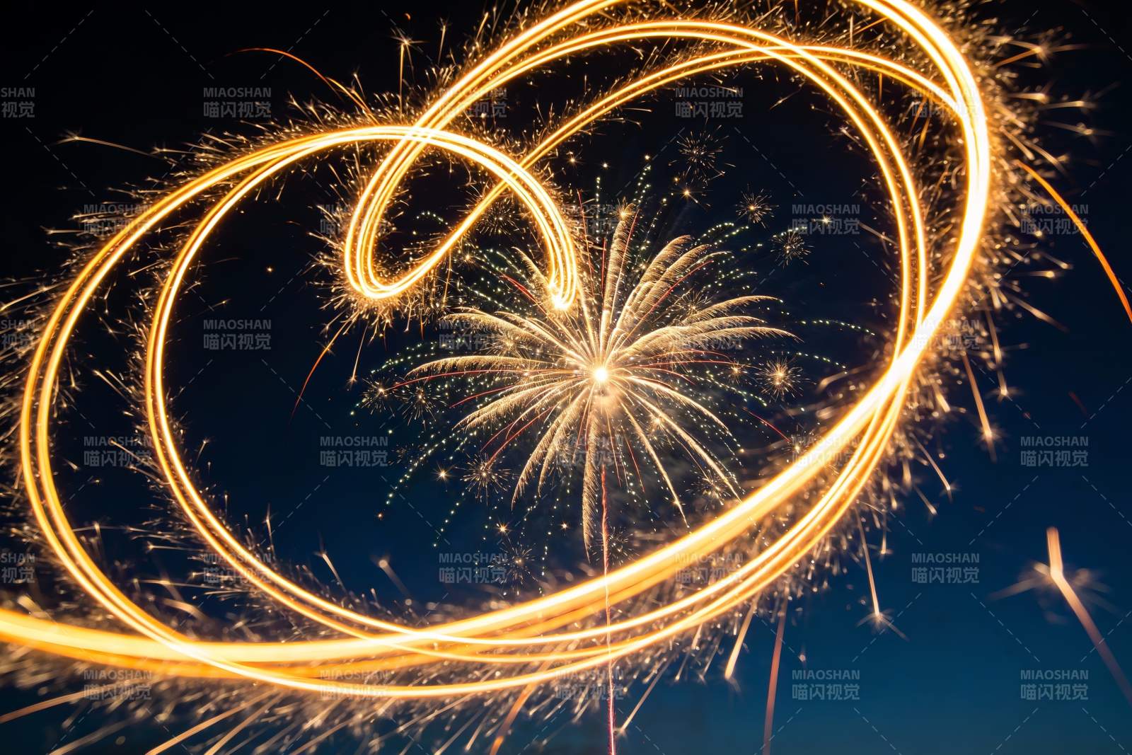 烟花夜空轨迹交织绽放图片