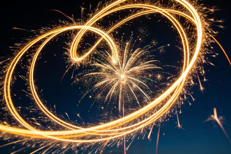 烟花夜空轨迹交织绽放图片