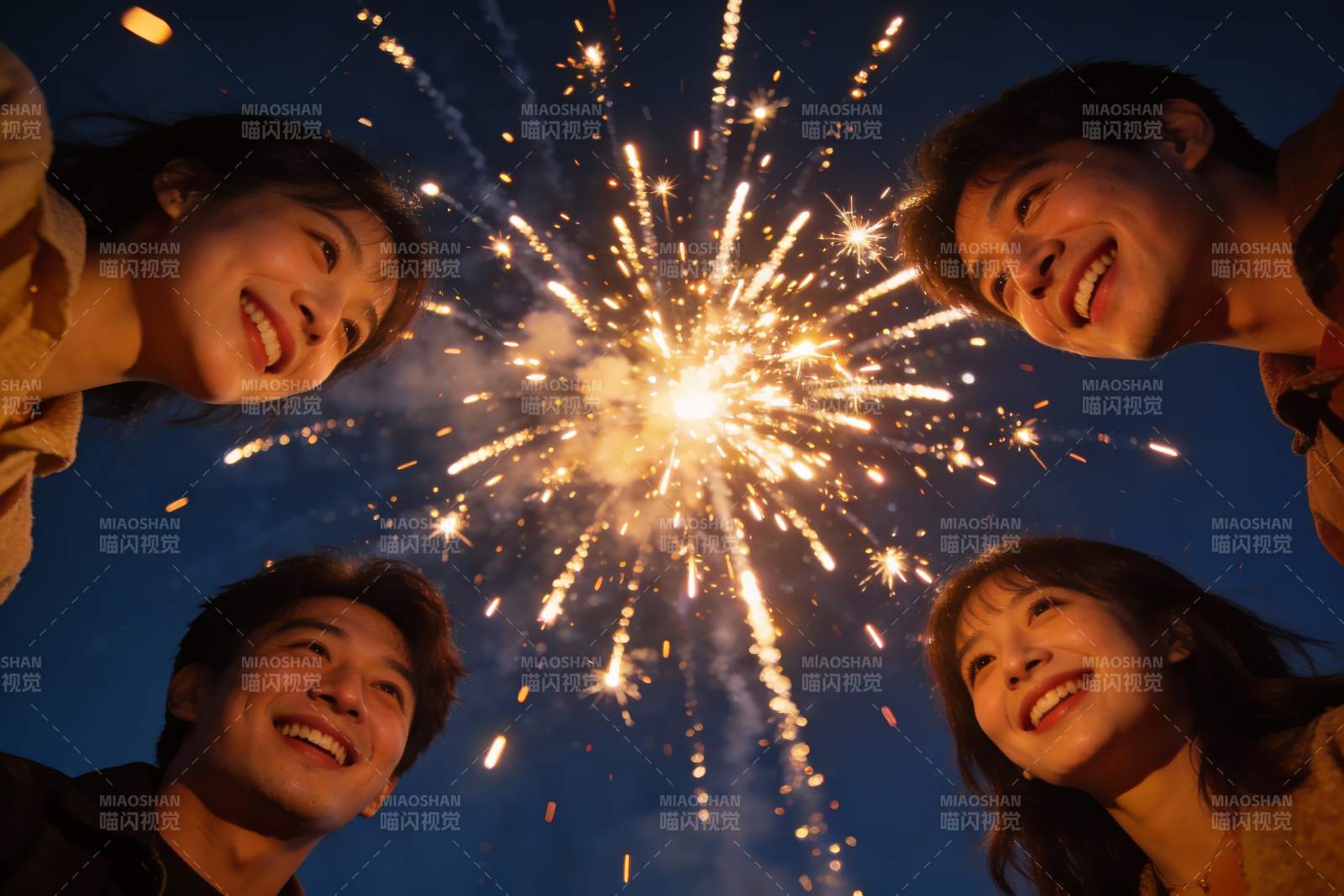 四人仰望烟花笑脸图片