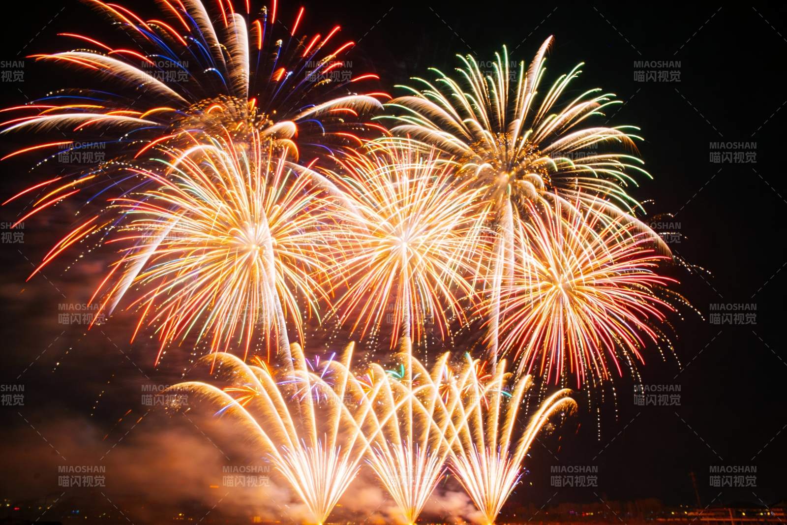 夜空中绽放的绚丽烟花图片