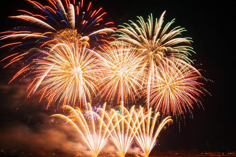 夜空中绽放的绚丽烟花图片