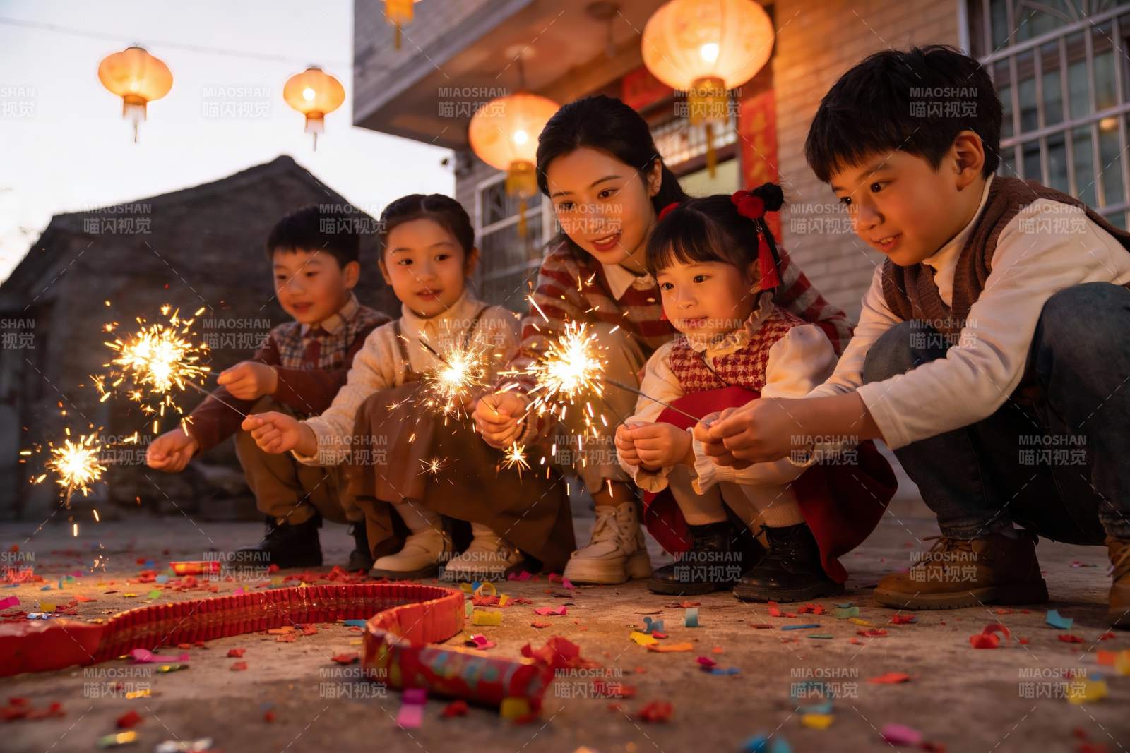 家人手持烟花庆祝节日图片