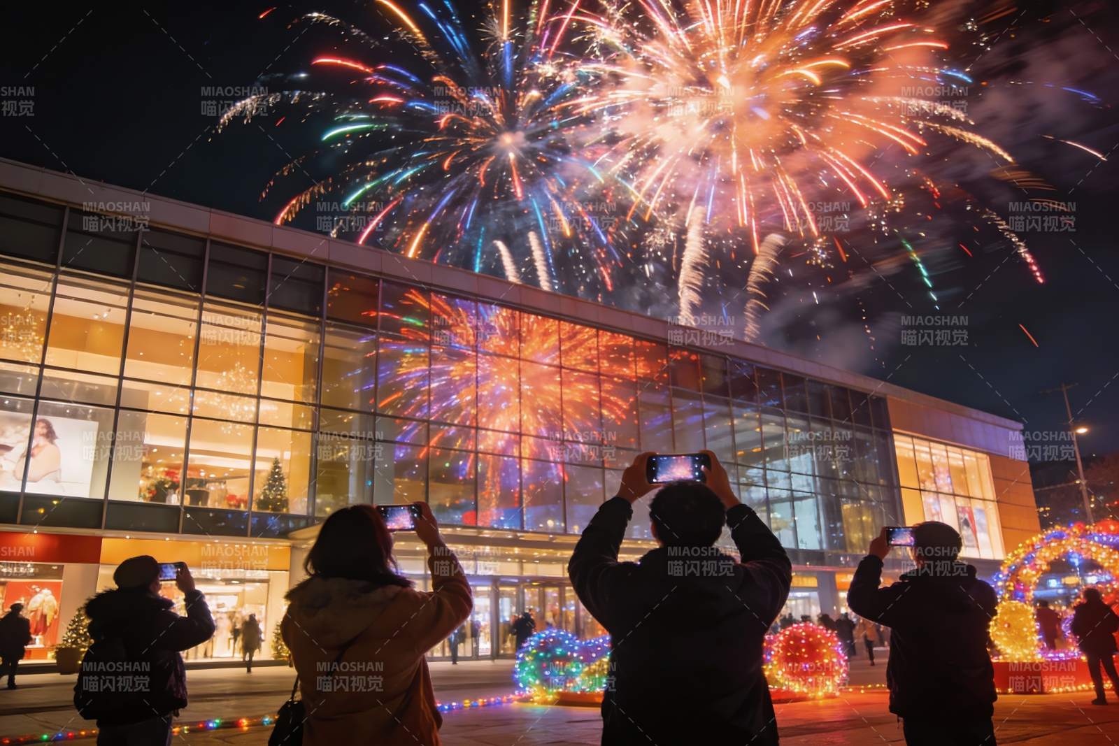 夜景烟花秀众人拍照留念图片