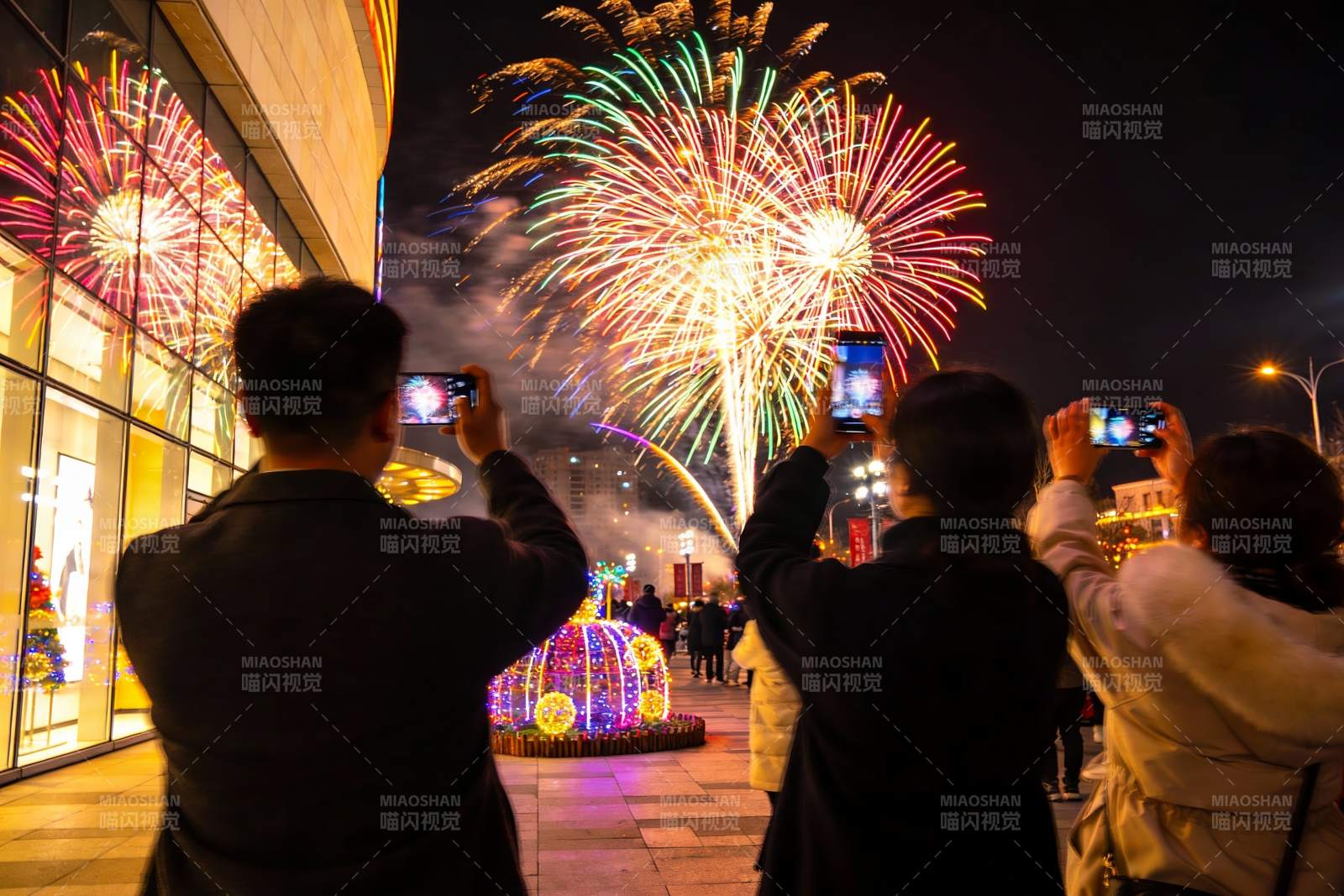 夜景烟花秀众人拍照留念图片