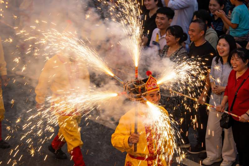 烟花表演热闹非凡图片