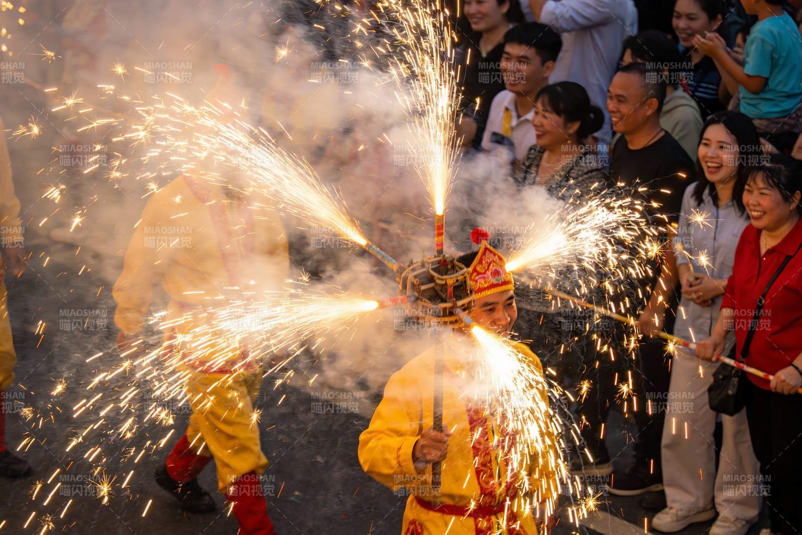 烟花表演热闹非凡图片