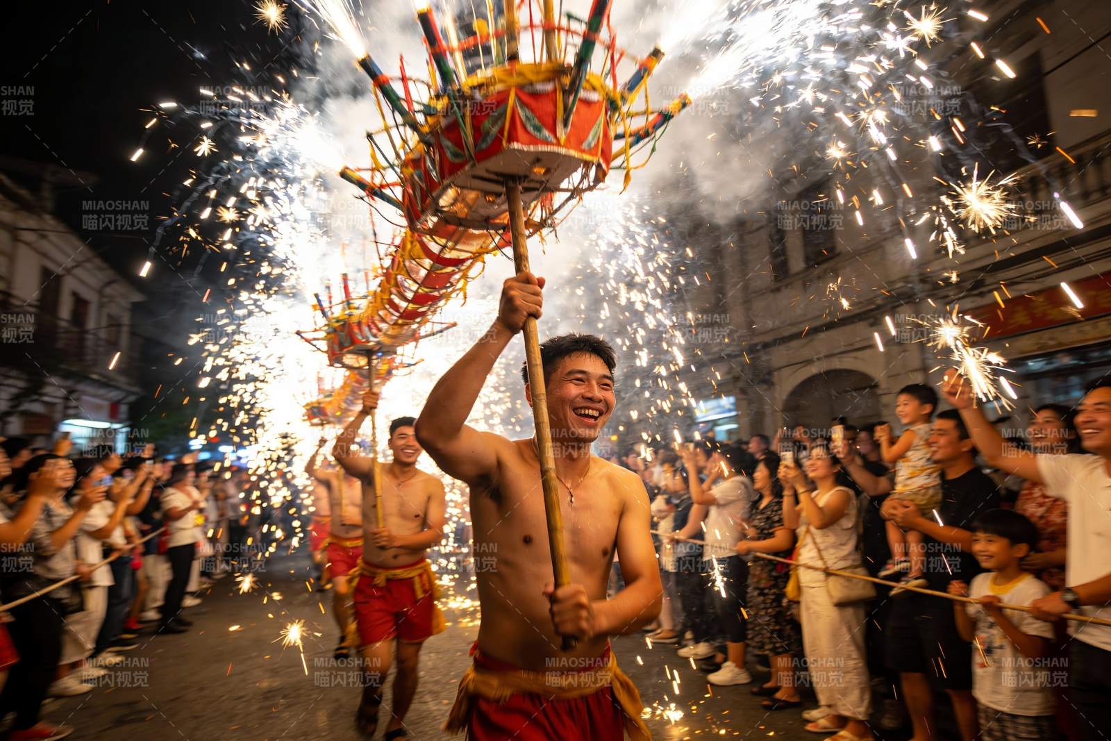 夜游花灯烟火表演热闹非凡图片