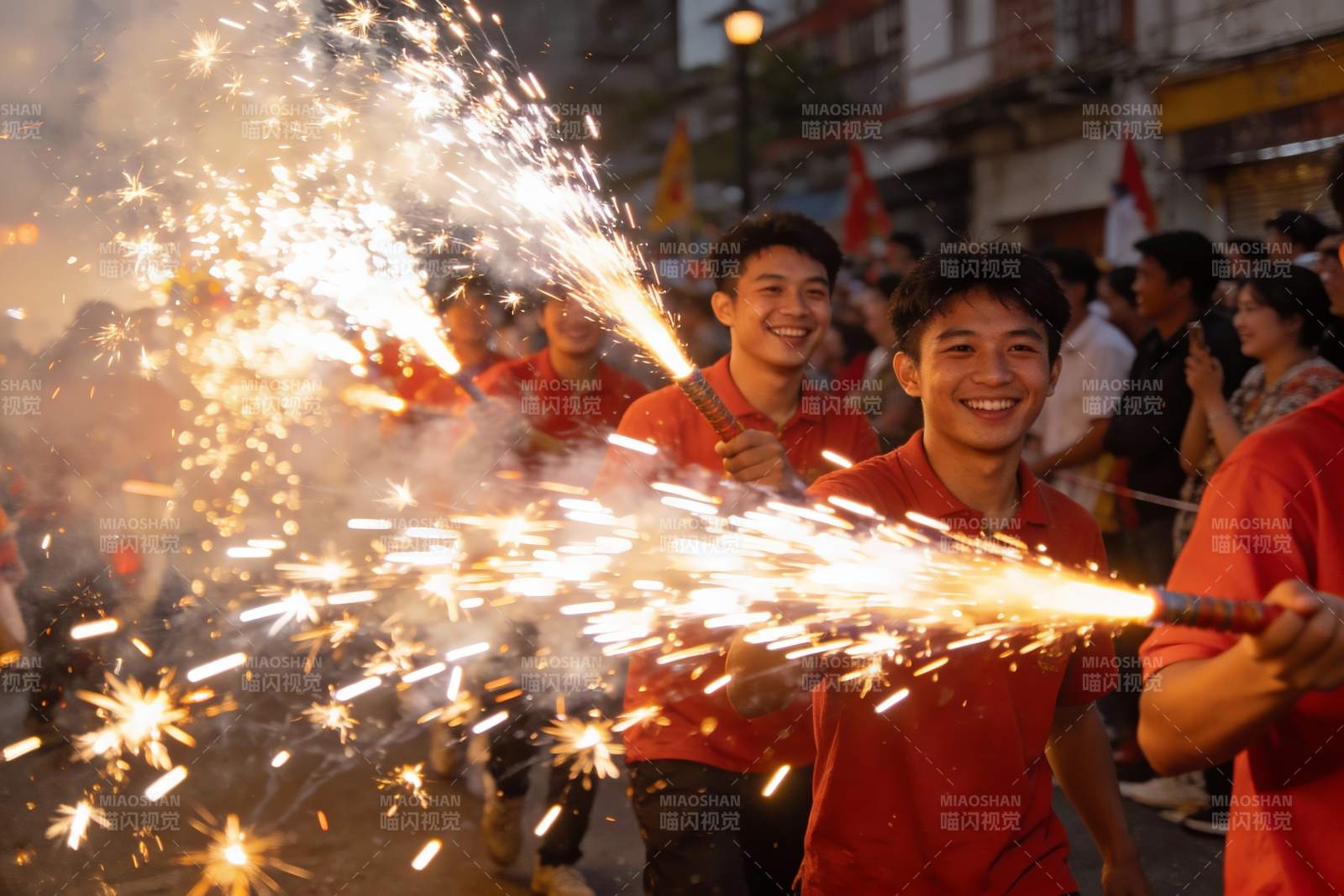 街头烟花表演欢庆场景图片
