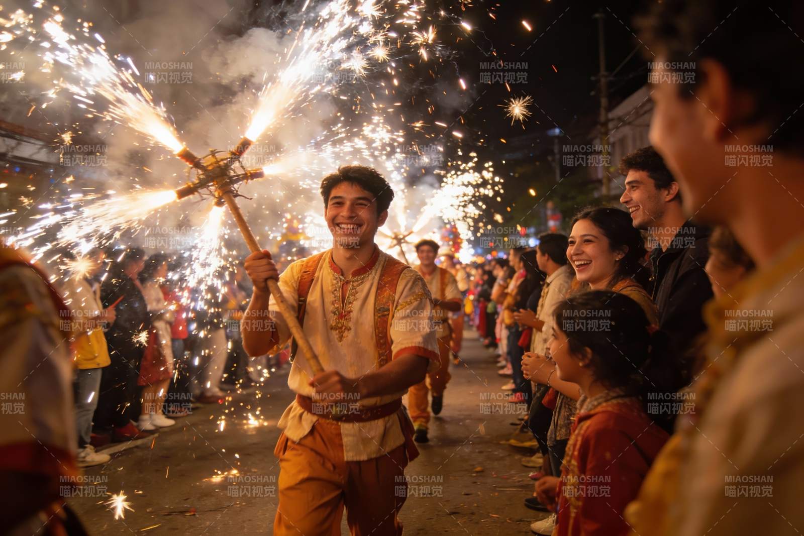 夜游庆典手持烟花表演图片