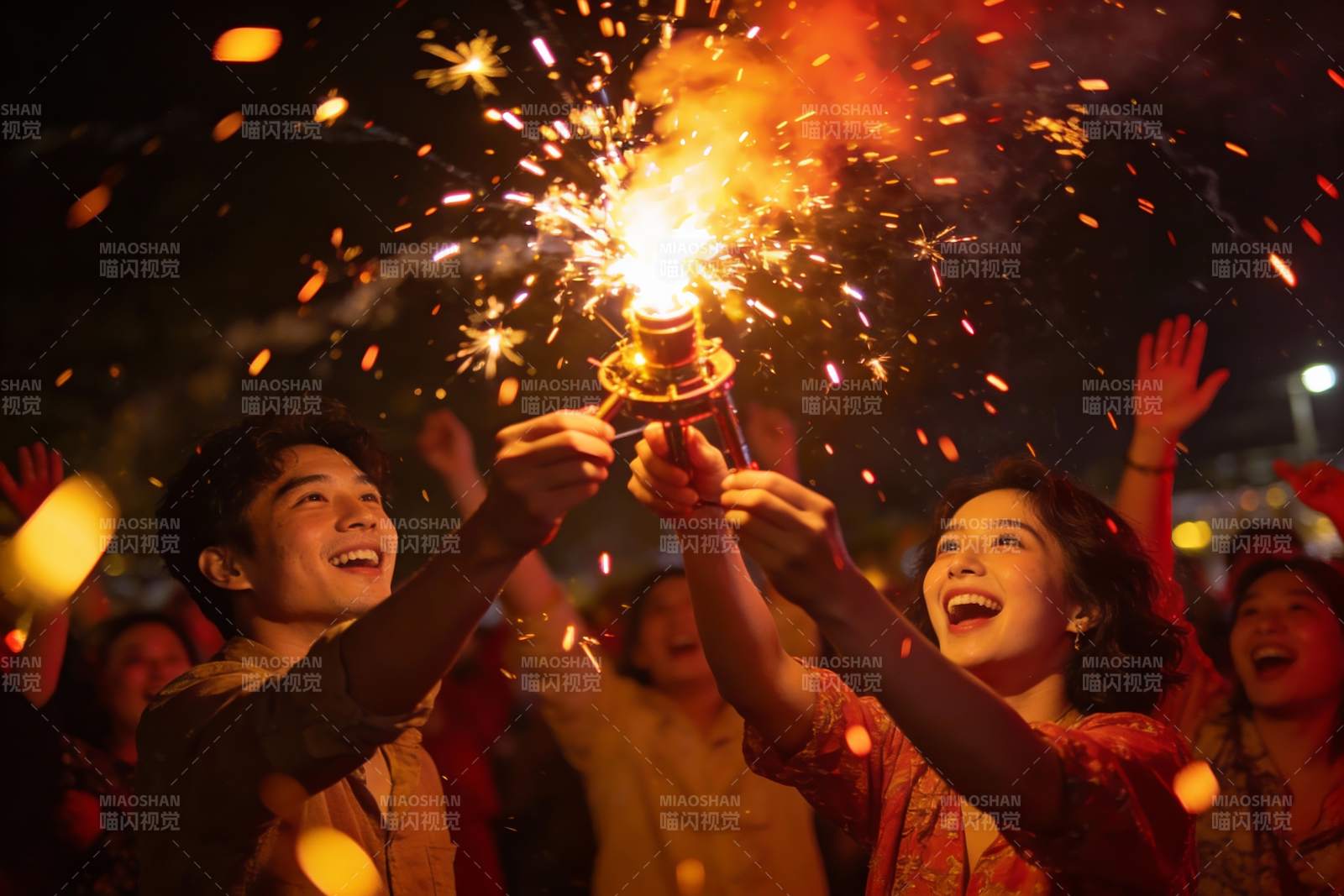 夜景烟花下欢庆人群图片