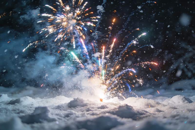 雪地烟花夜景图片