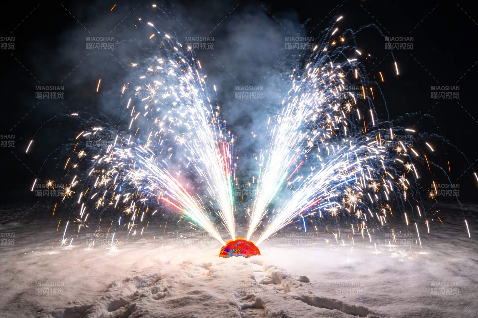 雪地烟花绽放夜空绚丽图片