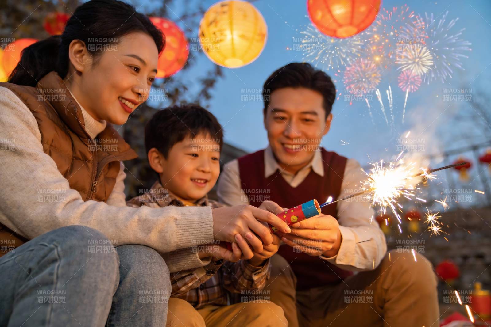 家庭欢庆烟花夜图片