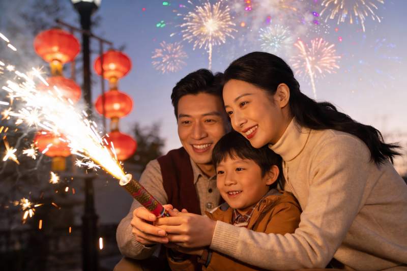 烟花下一家三口欢庆时刻图片