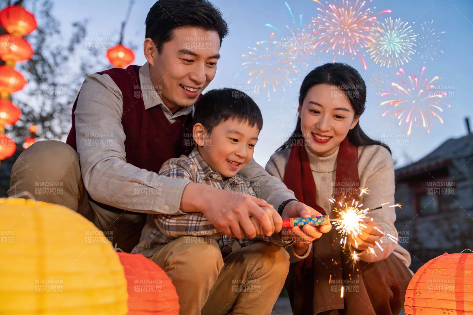 家庭欢庆烟花夜图片