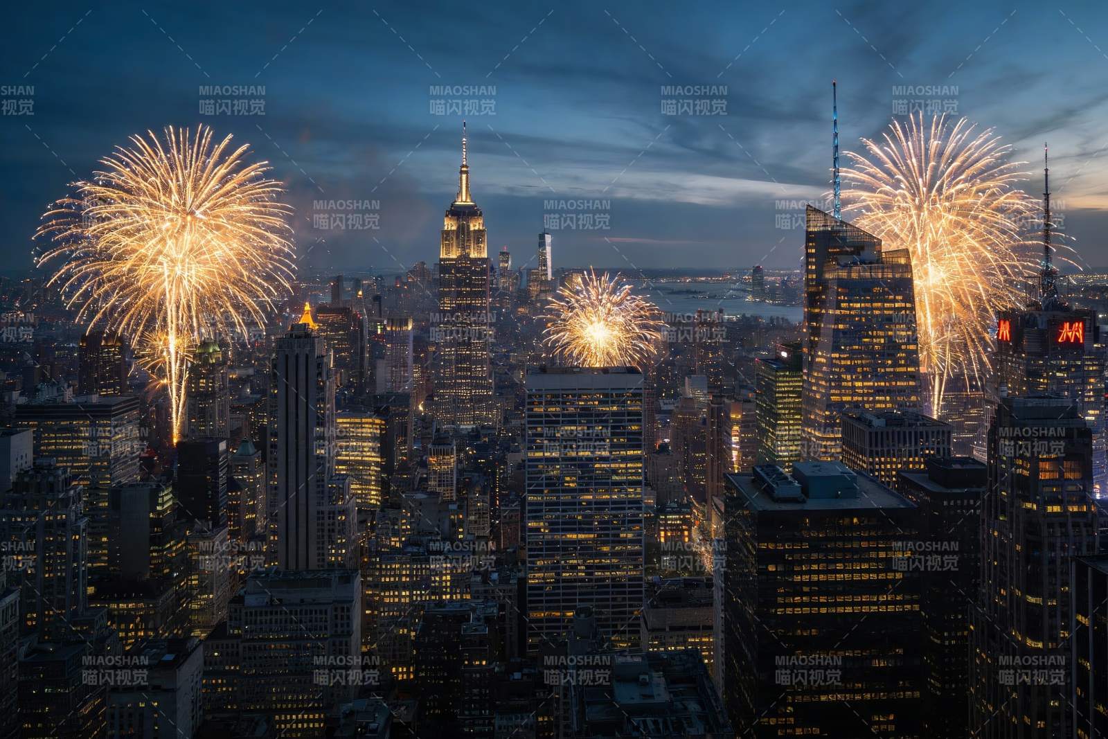 城市夜空烟花绽放图片