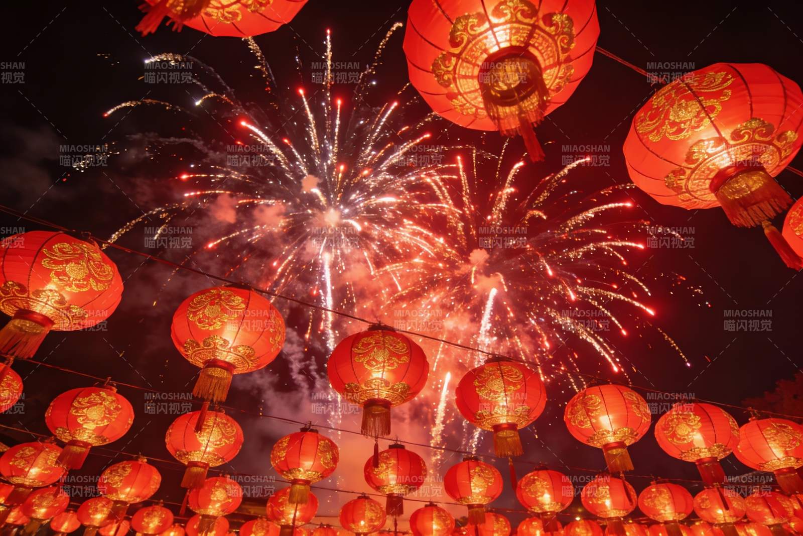 夜空烟花灯笼齐放节日盛景图片
