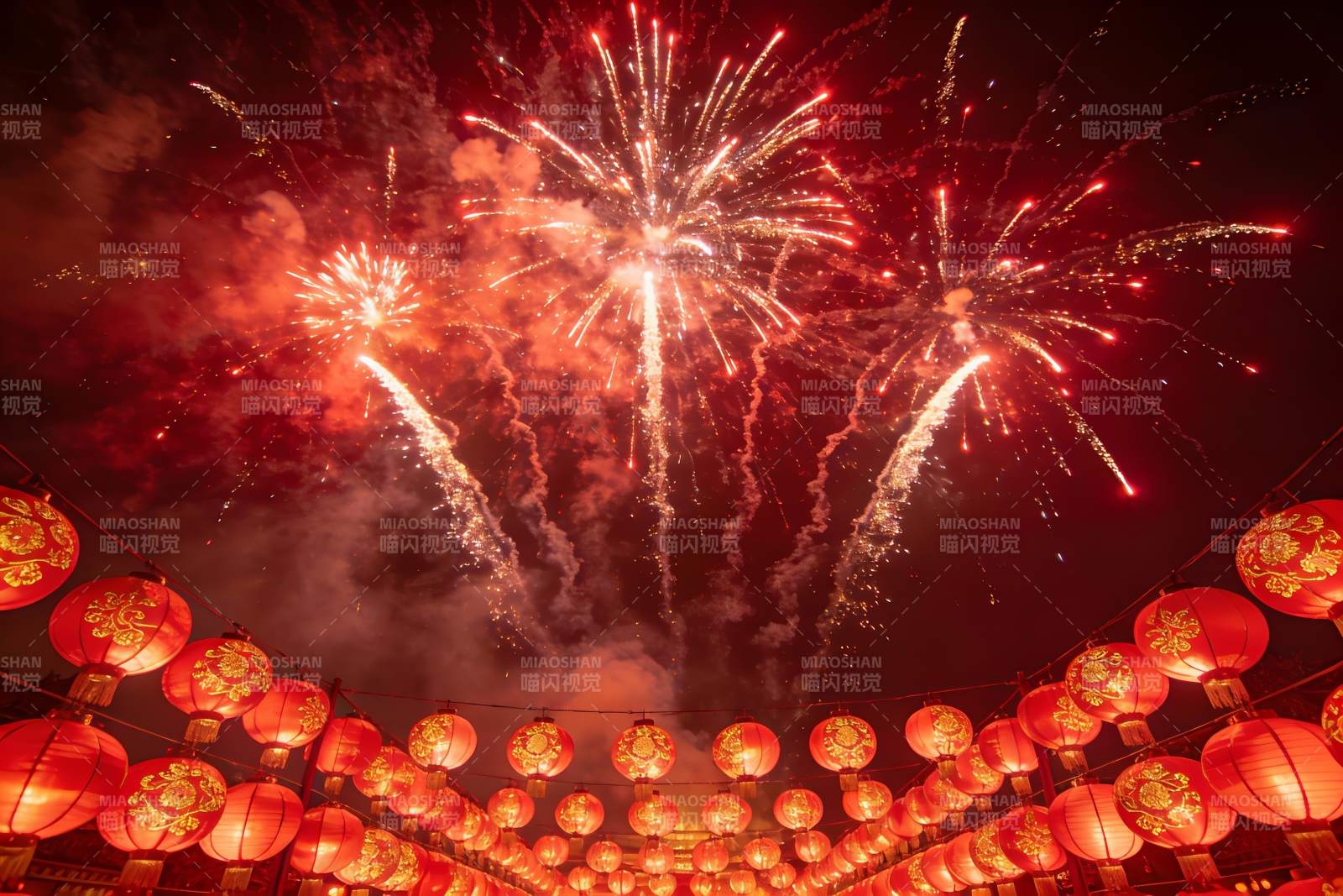 夜空烟花绽放红灯笼高挂图片