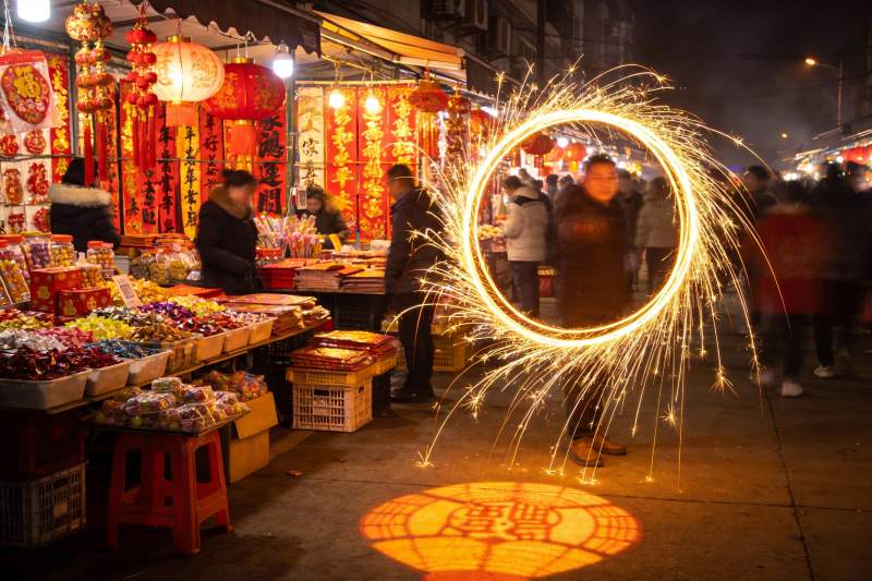 夜市烟花表演热闹非凡图片