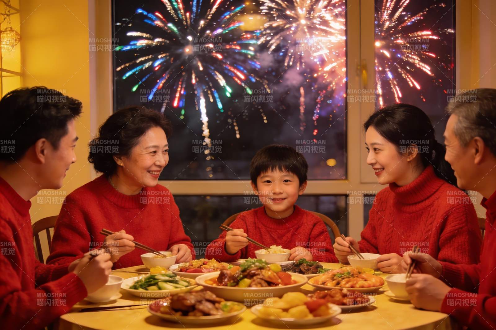 春节家庭聚餐烟花绽放图片