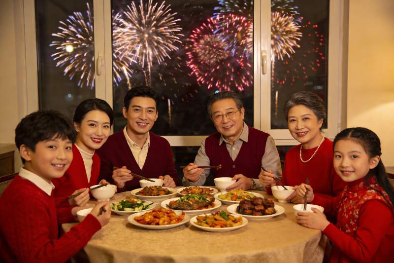 春节家庭聚餐烟花绽放图片