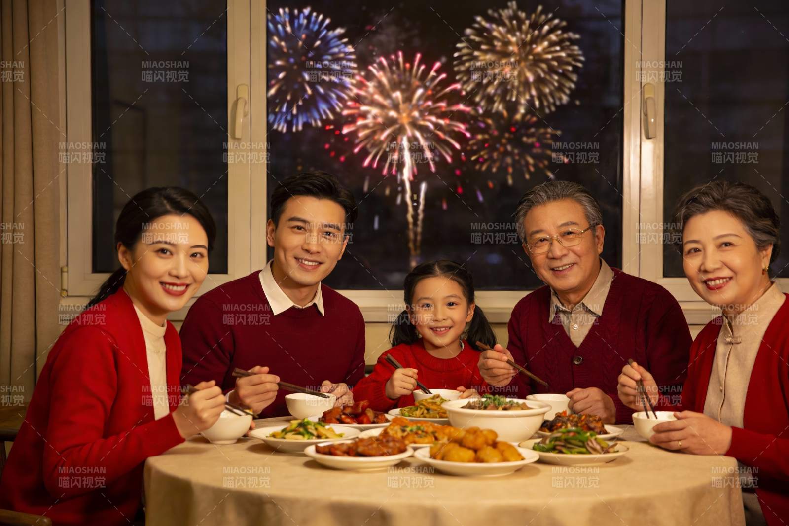 家庭聚餐看烟花图片