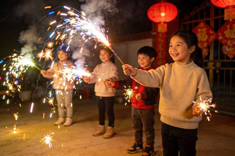 儿童手持烟花欢庆节日图片