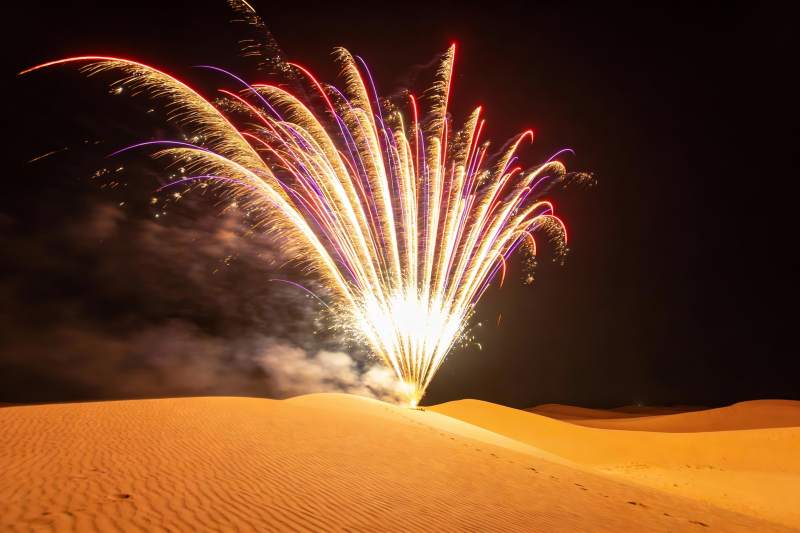 沙漠夜空烟花绽放图片