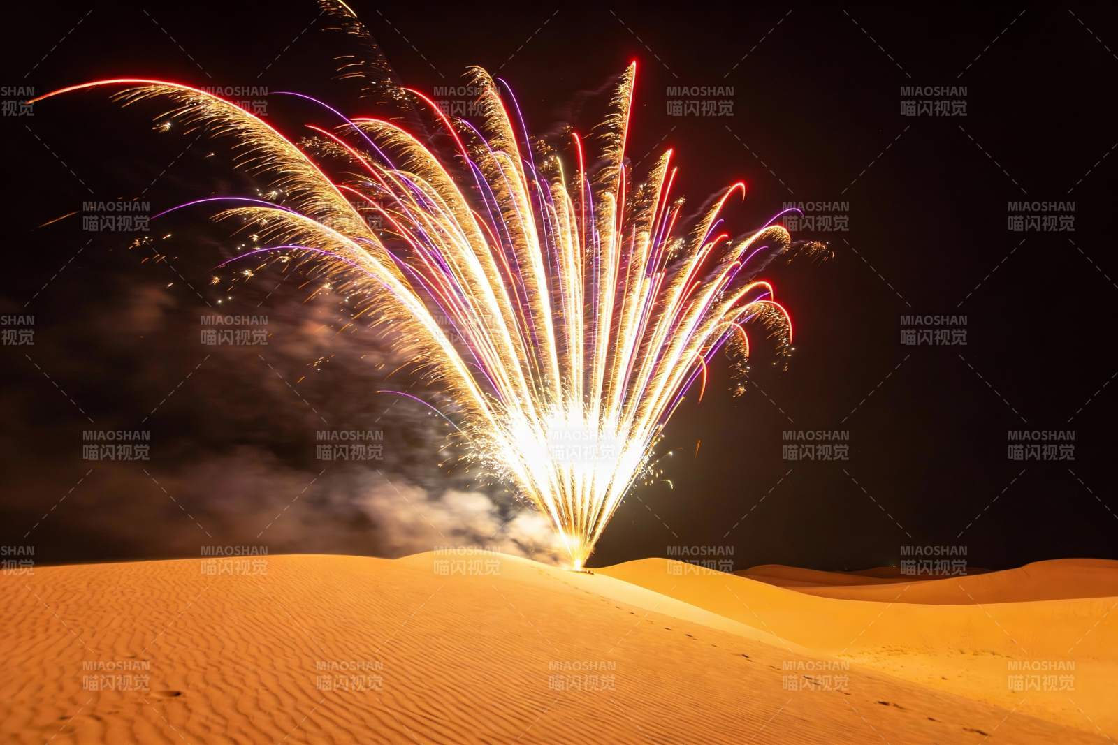 沙漠夜空烟花绽放图片