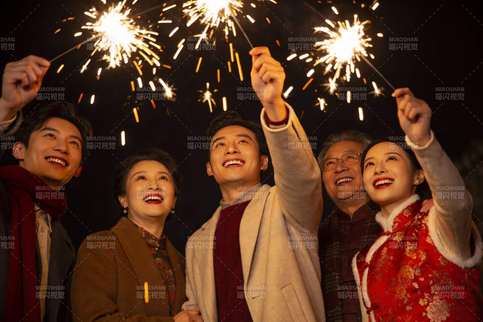 家人手持烟花共庆佳节图片