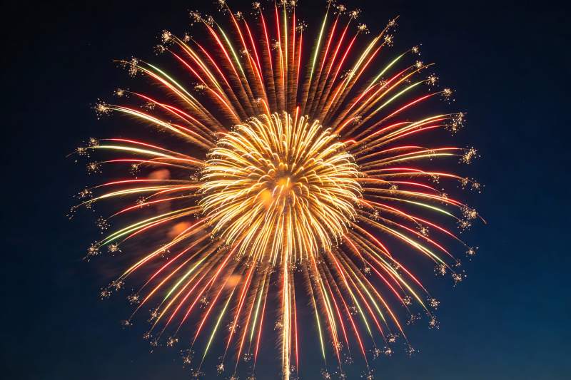 夜空烟花绽放绚丽多彩图片